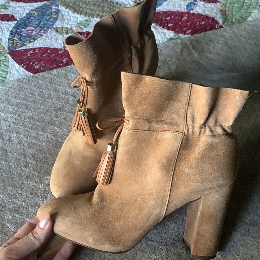 STUNNING EUC Louise et Cie boots with tassel detail and gold hardware Women’s 10